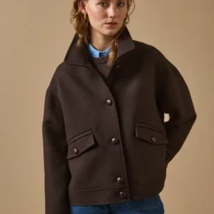 Kurzer Damenmantel aus einfarbigem Wolltuch