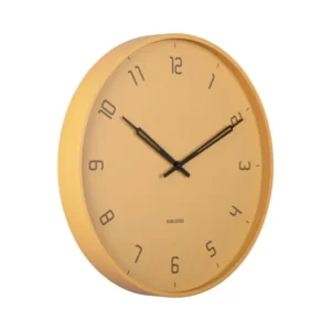 Wanduhr mit honiggelbem Zifferblatt, schwarzen Zeigern und Indexzahlen