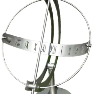 Wanduhr mit großem rundem Metallring und römischen Ziffern auf breitem Ziffernkranz