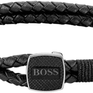 Schwarzes Lederarmband mit geflochtenem Band und silberner Verschlussplatte mit BOSS-Schriftzug.
