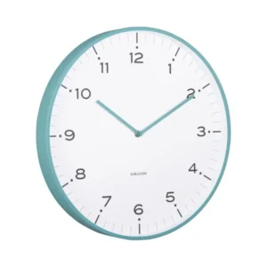 Türkisfarbene Wanduhr mit weißem Zifferblatt und grünen Zeigern