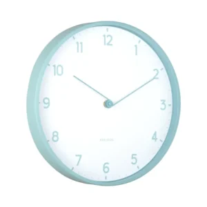 Karlsson Wanduhr in Nebelblau mit weißem Zifferblatt, blauer Einfassung und arabischen Ziffern