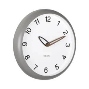 Dunkelgraue Wanduhr mit weißem Zifferblatt, schwarzen Zahlen und braunen Zeigern