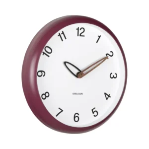 Wanduhr mit dunkel-mauverfarbenem Rand, weißem Zifferblatt und schwarzen Ziffern
