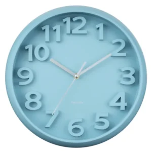 Wanduhr mit blauem Zifferblatt, großen arabischen Zahlen und silbernen Zeigern