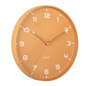 Karlsson Wanduhr mit ockerfarbenem Zifferblatt und goldfarbener Einfassung
