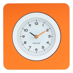 Karlsson Wanduhr mit orangefarbenem Gehäuse und weißem Ziffernblatt