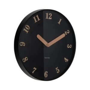 Wanduhr mit schwarzem Zifferblatt, goldenen Zahlen und langen Zeigern