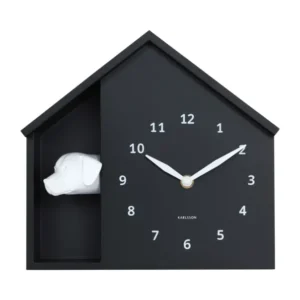 Schwarze Wanduhr im Hausdesign mit verstecktem Hundekopf links und Zeigern