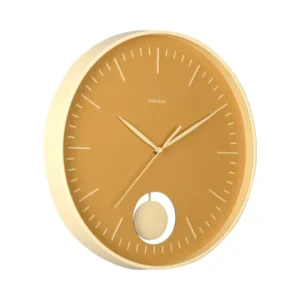 Wanduhr mit ocker-gelbem Zifferblatt und zwei Zeigern, runder Aussparung