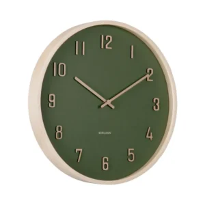 Runde Wanduhr mit dunkelgrünem Zifferblatt, goldfarbenen Stundenmarkierungen und Holzrand