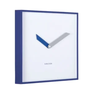 Quadratische Wanduhr mit blauem Rahmen, weißem Zifferblatt und Zeigern