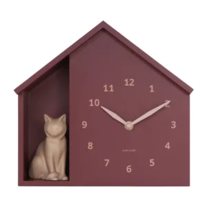 Wanduhr in Hausform mit sitzender Katze, burgunderrotes Ziffernblatt und Zeiger