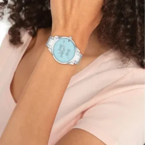 Damen-Armbanduhr mit hellblauem Zifferblatt und Metallarmband, am Handgelenk getragen.
