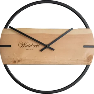 Runde Wanduhr aus hellem Holz mit schwarzem Metallring und Zeigern.
