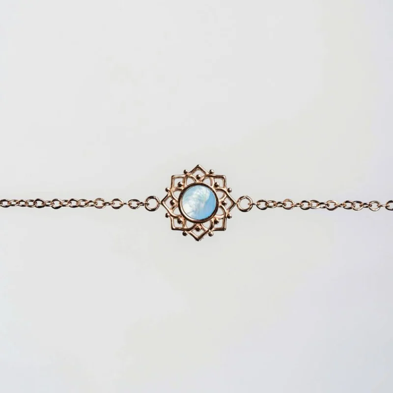Kupferfarbenes Armband mit rundem blauem Perlmutt-Anhänger in filigranem Rahmen