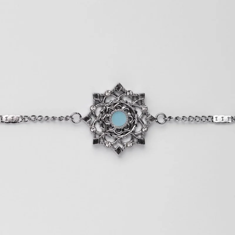 Armband mit Anhänger: silberfarbene Kette und runde blau schimmernde Verzierung