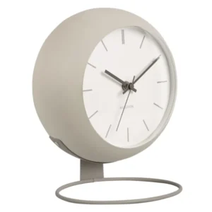 Tischuhr mit kugelförmigem, warmgrauem Gehäuse und weißem Analog-Zifferblatt