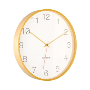 Wanduhr mit ockerfarbenem Rahmen, weißem Zifferblatt und roten Zeigern