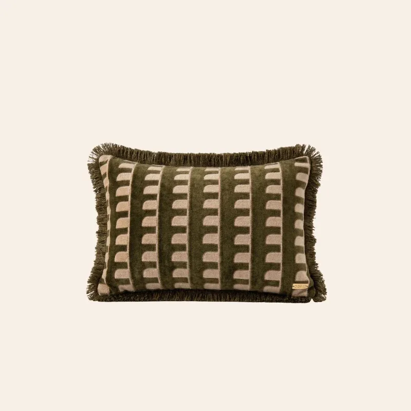Kotabo sierkussen groen met palissade print en franjes – 30 x 50 cm – Olive Oasis & Butter Beige