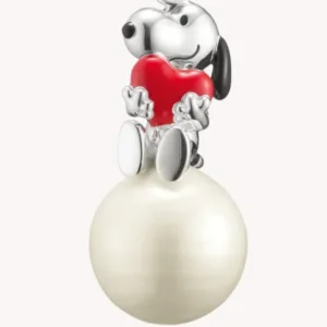 Anhänger aus recyceltem 925 Sterlingsilber mit Snoopy und rotem Herzschal auf Schneeball