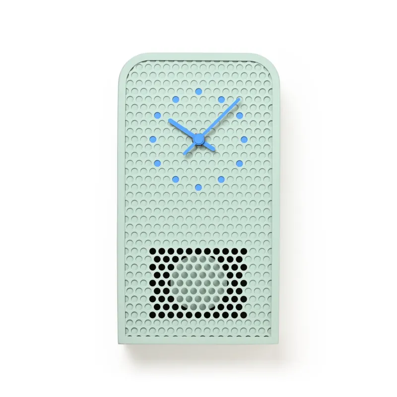 Mintblaue Wanduhr mit gelochtem Muster, blauem Zeiger und sichtbarem Pendelbereich unten