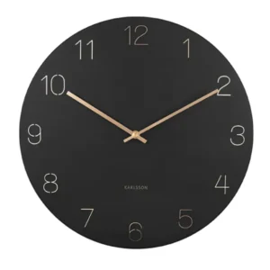 Schwarze Wanduhr mit gravierten goldenen Ziffern und goldenen Zeigern, runde Form