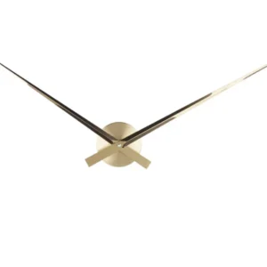 Goldfarbene Wanduhr mit offenem Zifferblatt und zwei schwarzen Zeigern