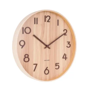 Wanduhr mit hellem Holzgehäuse und schwarzen Zeigern, römische Ziffern