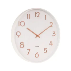 Runde Wanduhr mit weißem Zifferblatt, goldbraunen Zeigern und kupferfarbenen Ziffern