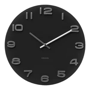 Runde Wanduhr mit schwarzem Zifferblatt, großen Ziffern und silbernen Zeigern