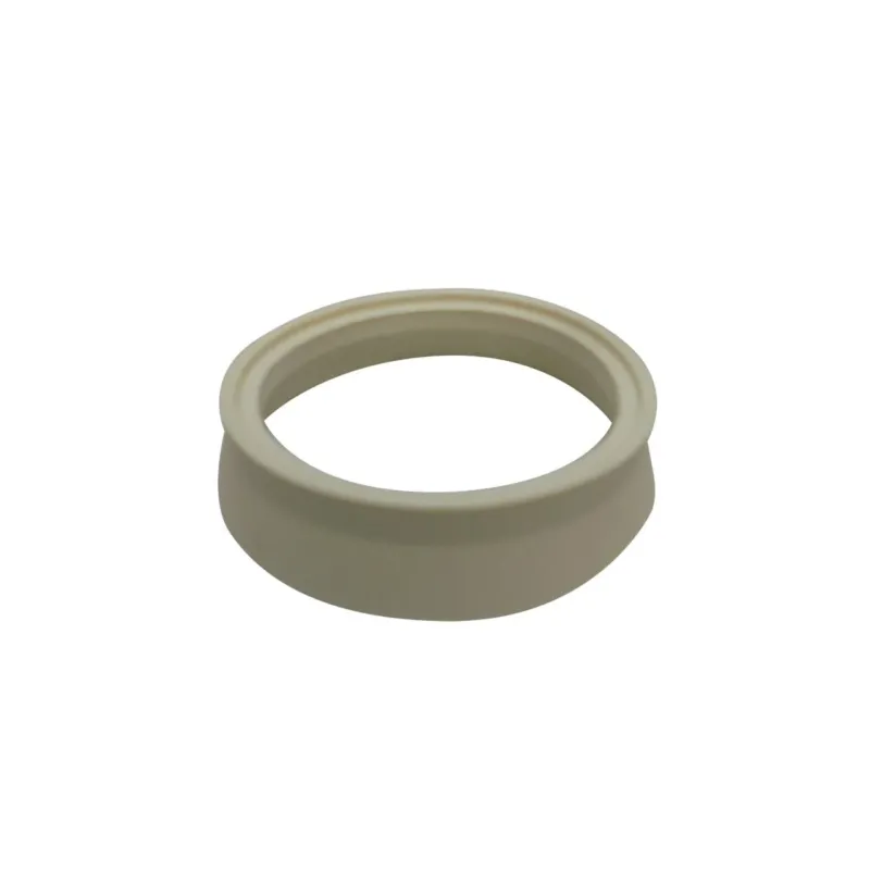 Das Bild zeigt einen einfachen, hellen Kunststoffring mit abgeflachtem Boden. Der Ring hat eine glatte, matte Oberfläche und liegt auf einem weißen Hintergrund.