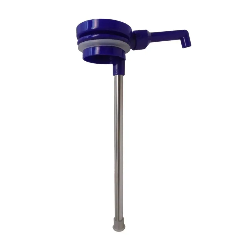 Das Bild zeigt eine manuelle Wasserpumpe, die aus einem blau-weißen Pumpenkopf und einem langen Metallrohr besteht. Der Pumpenkopf hat einen seitlichen Hebel zum Betätigen.