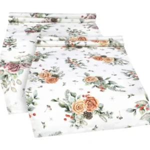 Weisse Tischlaeufer – Winterdeko mit gefrosteten Rosen in rosa oder orange, Tannenzapfen und Zweigen – 100% Baumwolle – aus der beties Magie des Winters "Frost-Rose" Kollektion.