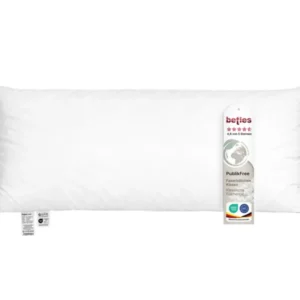 beties PublikFree Polyesterflocken Füllkissen 30x70 cm – weißes Füllkissen mit etikett mit klassischer veganer Polyesterflocken-Füllung, Bezug aus weißem Baumwollstoff, freigestellt auf weißem Hintergrund