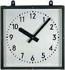 Quadratische Metall-Wanduhr mit schwarzem Rahmen, weißem Zifferblatt und schwarzen Zeigern